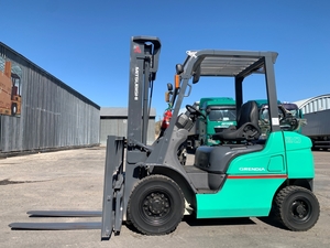 Вилочний автонавантажувач Mitsubishi,  з пічкою та бічним зсувом. Модель: FGE20T